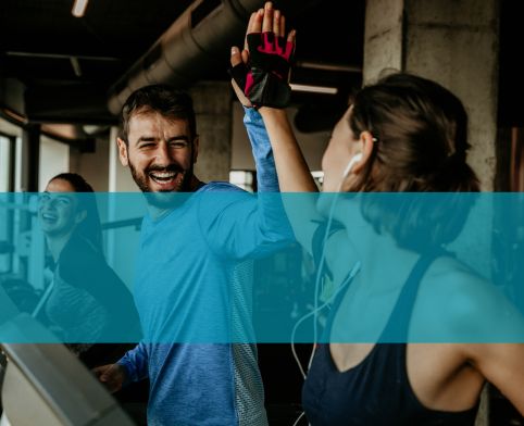 Personas sonrientes en el gimnasio